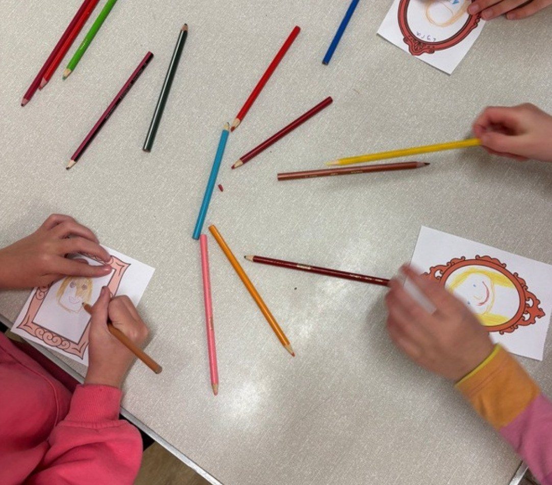 Children drawing with coloured pencils